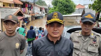 Warga Bina mengungsi Akibat Banjir 2 Meter, Bantuan Mulai Berdatangan