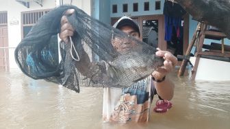 Bekasi Dikepung Banjir Besar, Warga Malah Asyik Menjaring Ikan