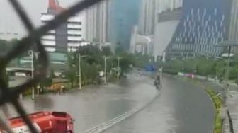 Banjir Genangi Tol Dalam Kota Grogol, Taksi Putar Balik
