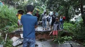 Diguyur Hujan Lebat, Jalan Penghubung di Bogor Longsor dan Terputus
