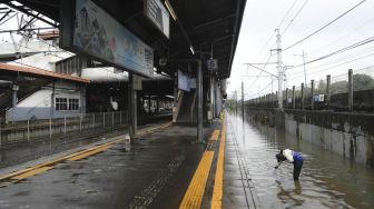 Petugas memeriksa rel kereta api yang terendam banjir di Stasiun KA Tanah Abang, Jakarta, Rabu (1/1). [ANTARA FOTO/Nova Wahyudi]

