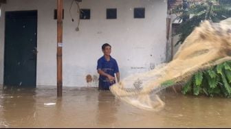 Santuy, 3 Video Lucu Warganet Sambut Banjir Bikin Geleng Kepala