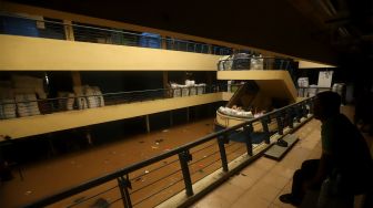 Banjir  merendam Pasar Cipulir, Jakarta Selatan, Rabu (1/1).   [Suara.com/Angga Budhiyanto]