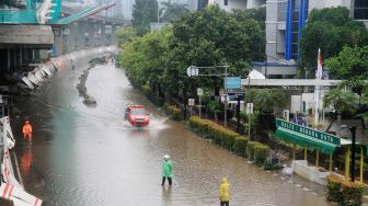 Banjir di kawasan jalan HR Rasuna Said, Jakarta Selatan, Rabu (1/1). [Suara.com/Oke Atmaja]