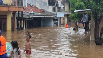 Pulang Tahun Baruan, Ainun Kaget Rumahnya Terendam Banjir Setinggi 2 Meter