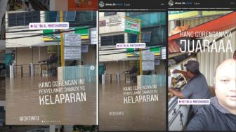 Viral Pedagang Gorengan Tetap Jualan saat Banjir Jakarta 2020