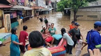 Ratusan Rumah di Rawajati Terendam Banjir, Ada Warga yang Nekat Bertahan