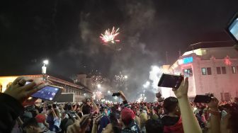 Foto: Momen Kemeriahan Malam Pergantian Tahun Baru 2020 di Nol Kilometer
