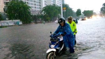 Dari Happy New Year hingga Banjir, Beragam Topik Hiasi Hari Pertama 2020
