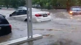 Mobil BMW Ini Hanyut Terbawa Arus Banjir, Begini Sosoknya saat Ditemukan