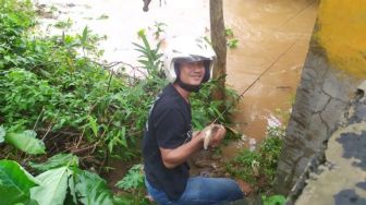 Banjir Melanda Depok, Jadi Berkah bagi Warga yang Hobi Mancing