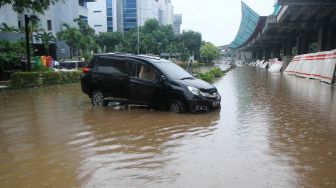Terendam Banjir, Jalan HR Rasuna Said Lumpuh