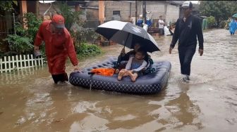 Sungai Ciherang Meluap Hingga Bekasi Banjir 1 Meter, Warga Tunggu Bantuan