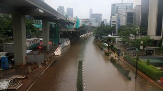 Jalanan Jakarta Banjir, Pemotor Nekat Masuk Tol Jagorawi