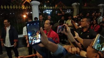 Begini Gaya Jokowi Saat Lihat Pesta Kembang Api Tahun Baru di Nol Kilometer