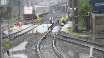 Petugas memeriksa rel kereta api yang terendam banjir di Stasiun KA Tanah Abang, Jakarta, Rabu (1/1). [ANTARA FOTO/Nova Wahyudi]

