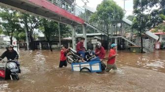 Banjir di Tendean Untungkan Ojek Apung Dadakan