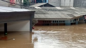 Damkar Sedot Banjir di Cipinang Melayu
