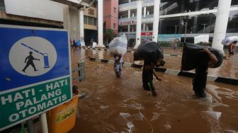 5 Berita Kesehatan: Cegah Penyakit Banjir, Menkes Terjunkan 11 Ribu Nakes