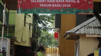 Pedagang menyelamatkan barang dagangannya dari banjir yang merendam Pasar Cipulir, Jakarta Selatan, Rabu (1/1). [Suara.com/Angga Budhiyanto]