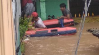 Banjir Setinggi Leher Orang Dewasa, Warga Cipinang Melayu: Tolong Gubernur!