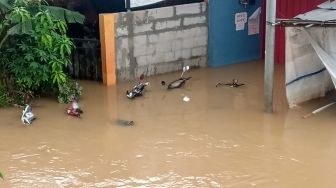 Mau Selamatkan Mobil dari Banjir, Teguh Taufik di Ciputat Tewas Kesetrum