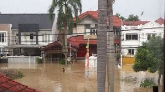 Terjebak Banjir, Warga Kemang Pratama Cuitkan Permintaan Evakuasi