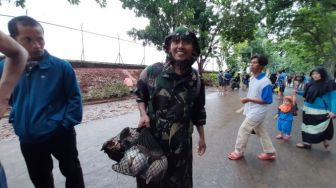 Banjir di Kampung Makassar, Pria Ini Mancing Dapat Ikan Banyak