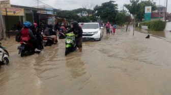 Kali Lamong Meluap, Akses Jalan Utama Tiga Kecamatan di Gresik Lumpuh