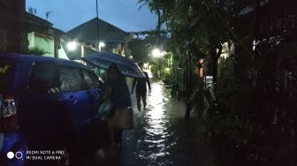 Hari Pertama 2020, Perumahan Binong Permai Dikepung Banjir