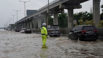 Imbas Banjir, Tol Cikampek Arah Jakarta Macet Parah