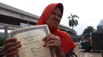 Kisah Heroik Emak Legiyah Selamatkan Ijazah SMA Anaknya di Tengah Banjir