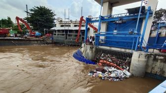 Jakarta Dilanda Hujan Lebat, Pintu Air Manggarai Siaga 2