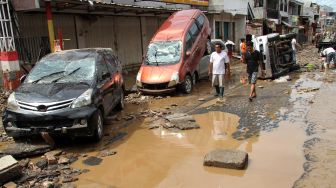 Evakuasi Mobil Korban Banjir: Ajukan Klaim, Tunggu Kondisi Kondusif