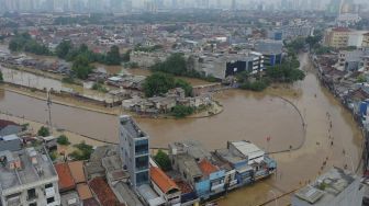 Banjir merendam kawasan Kampung Pulo dan Bukit Duri di Jakarta, Kamis (2/1). [ANTARA FOTO/Nova Wahyudi]