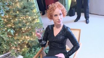 Nikah, Kathy Griffin Pakai Baju Saat Kencan Pertama sebagai Gaun Pengantin