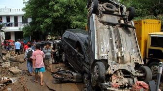 Sejumlah kendaraan dan akses jalan hancur pasca banjir yang merendam kawasan Pondok Gede Permai, Jatiasih, Bekasi, Jawa Barat, Kamis (2/1). [ANTARA FOTO/Risky Andrianto]