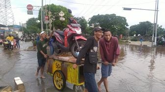 Berkah Banjir Jakarta, Penjaja Jasa Angkut Motor Laris Manis