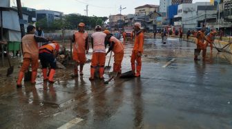 Banjir di Kampung Pulo Mulai Surut, Damkar dan PPSU Mulai Bersihkan Jalan