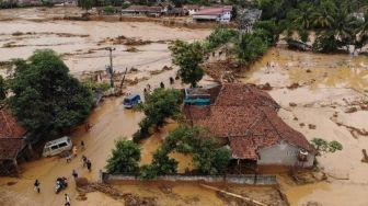 Nasib Siswa Korban Banjir Lebak, Libur Diperpanjang Hingga Numpang Belajar