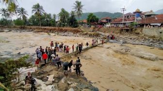 Banjir Bandang Terjang Sukajaya Bogor, Airnya Masuk ke Rumah Warga