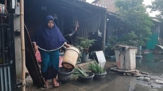 Banjir Surut, Warga di Tambun Bekasi Mulai Bersih-bersih Rumah