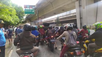 Jakarta Banjir, Antrean Pemotor Masuk Tol JORR Panjang Mengular