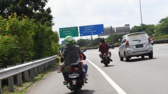 Sepeda Motor Melintas di Jalan Tol