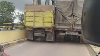 Viral Dua Truk yang Tersangkut di Jembatan, Malah Bikin Baper?