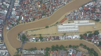 Banjir merendam kawasan Kampung Pulo dan Bukit Duri di Jakarta, Kamis (2/1). [ANTARA FOTO/Nova Wahyudi]