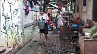 Usai Diterjang Banjir, Warga Cipinang Melayu Ramai-ramai Bersihkan Rumah