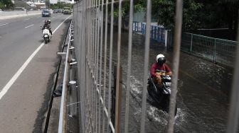 Pengendara sepeda motor melintas di jalan tol lingkar dalam Kebon Jeruk, Jakarta Barat, Kamis (2/1).  [ANTARA FOTO/Muhammad Adimaja]
