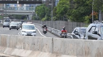 Pengendara sepeda motor melintas di jalan tol lingkar dalam Kebon Jeruk, Jakarta Barat, Kamis (2/1).  [ANTARA FOTO/Muhammad Adimaja]
