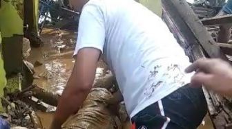 Banjir di Lebak Surut, Warga Mulai Temukan Mayat di Reruntuhan Bangunan